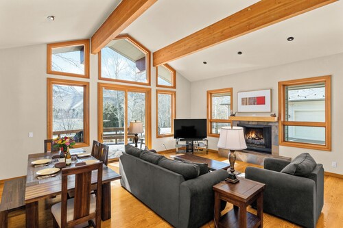 Mountain Sanctuary: Private Hot Tub, Sauna & 2.5 Acres, Dog Friendly