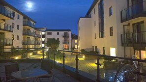 Outdoor dining - 2-Bed 2-Bath Sea-View Balcony Apt inc Sun Terrace minutes to Sea, Station, Shops (Brighton and Hove)