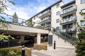 Exterior - 2-Bed 2-Bath Sea-View Balcony Apt inc Sun Terrace minutes to Sea, Station, Shops (Brighton and Hove)