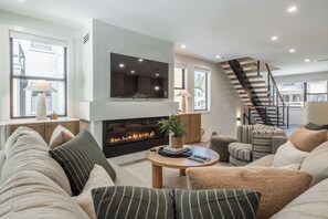 Smart-TV, Kamin, Videospiele, Tischtennisplatte
