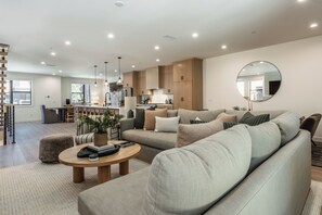 Smart-TV, Kamin, Videospiele, Tischtennisplatte