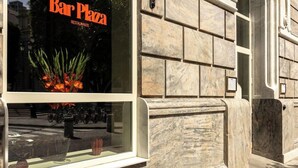 A building facade with a large window displaying a sign for 'Bar Plaza Restaurante.' - Mercer Plaza Sevilla (Seville)