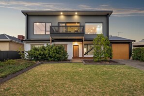 Exterior - Sea & Summit - 1 Bedroom Studio Apartment - Port Noarlunga (Port Noarlunga)