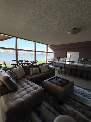 Riverfront Retreat: Pool, fishing & Norte Dame nearby