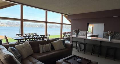 Riverfront Retreat: Pool, fishing & Norte Dame nearby