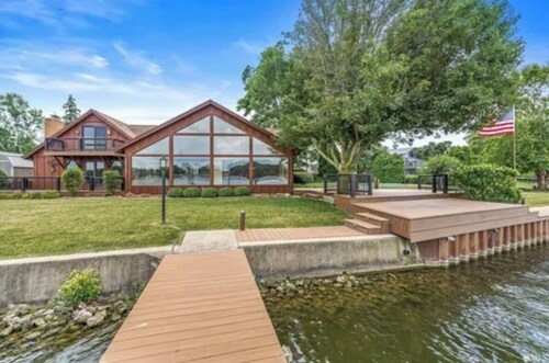 Riverfront Retreat: Pool, fishing & Norte Dame nearby