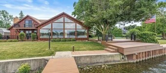 Riverfront Retreat: Pool, fishing & Norte Dame nearby