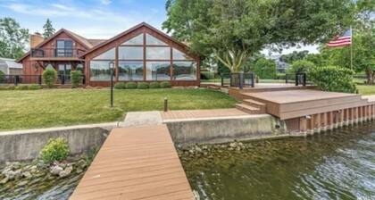 Riverfront Retreat: Pool, fishing & Norte Dame nearby