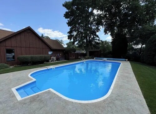 Riverfront Retreat: Pool, fishing & Norte Dame nearby