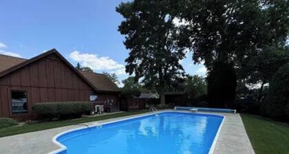 Riverfront Retreat: Pool, fishing & Norte Dame nearby
