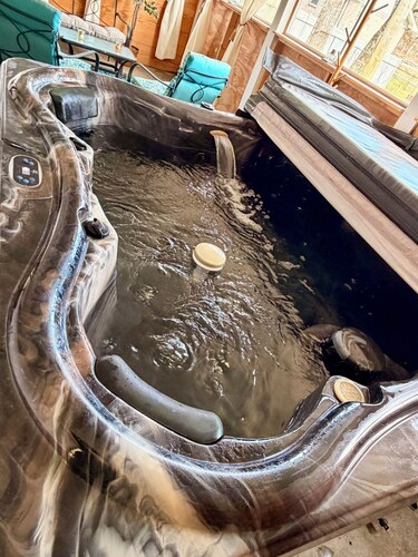 Peaceful Hot Tub Hideaway - 15 mins to Chatt - Dog Friendly