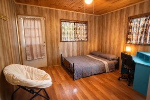 4 bedrooms, in-room safe, iron/ironing board, free WiFi - Peaceful Hot Tub Hideaway - 15 mins to Chatt - Dog Friendly (Rossville)