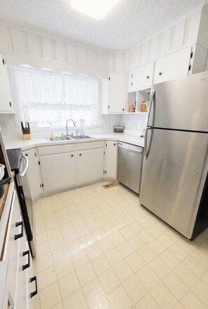 Fridge, oven, stovetop, dishwasher - Peaceful Hot Tub Hideaway - 15 mins to Chatt - Dog Friendly (Rossville)