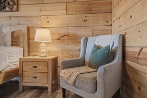 5 habitaciones, escritorio y tabla de planchar con plancha 