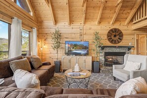 Smart TV, fireplace - Epic Views, Hot Tub, Game Rm & Firepit 5BR Cabin Near Pigeon Forge & Dollywood (Sevierville)