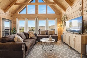 Smart TV, fireplace - Epic Views, Hot Tub, Game Rm & Firepit 5BR Cabin Near Pigeon Forge & Dollywood (Sevierville)