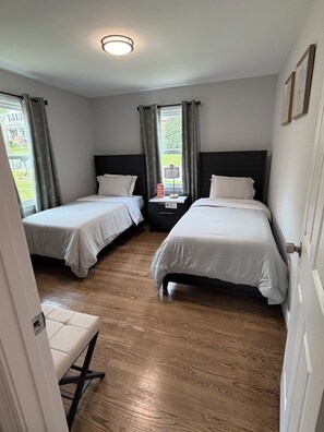 2 bedrooms, iron/ironing board, free WiFi, bed sheets - Cozy Home Near Downtown Frederick (Frederick)