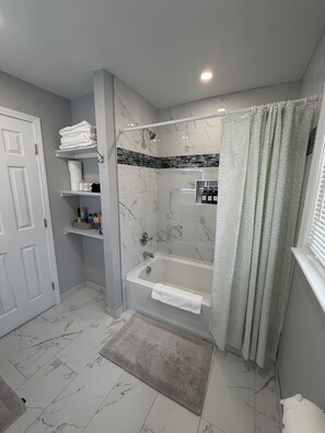 Hair dryer, towels, soap, shampoo - Cozy Home Near Downtown Frederick (Frederick)