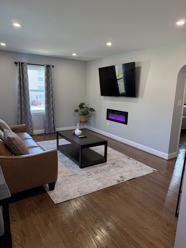 Smart TV, books - Cozy Home Near Downtown Frederick (Frederick)