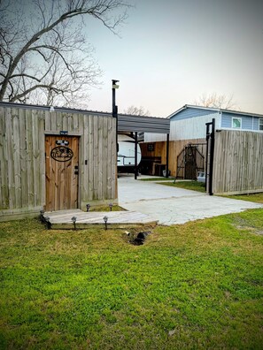 Property grounds - Enjoy a cozy getaway in this modern 1-bedroom place. (Rosenberg)