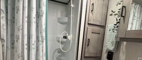 Douche, séchoir à cheveux, serviettes fournies, papier de toilette