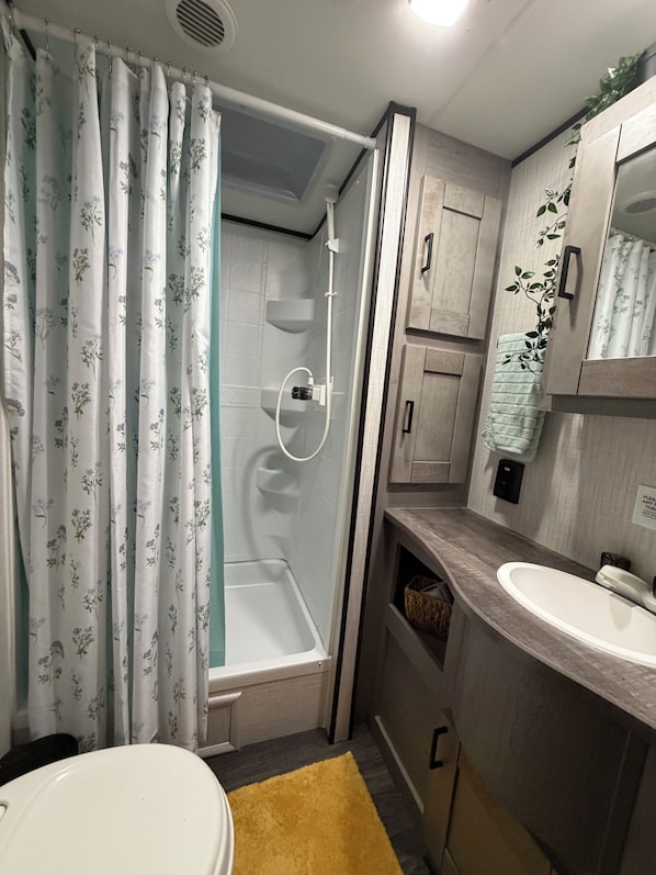 Dusche, Haartrockner, Handtücher, Toilettenpapier
