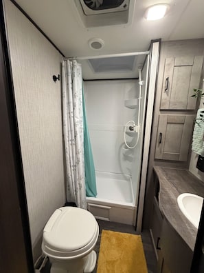 Bruser, hårtørrer, håndklæder, Toiletpapir