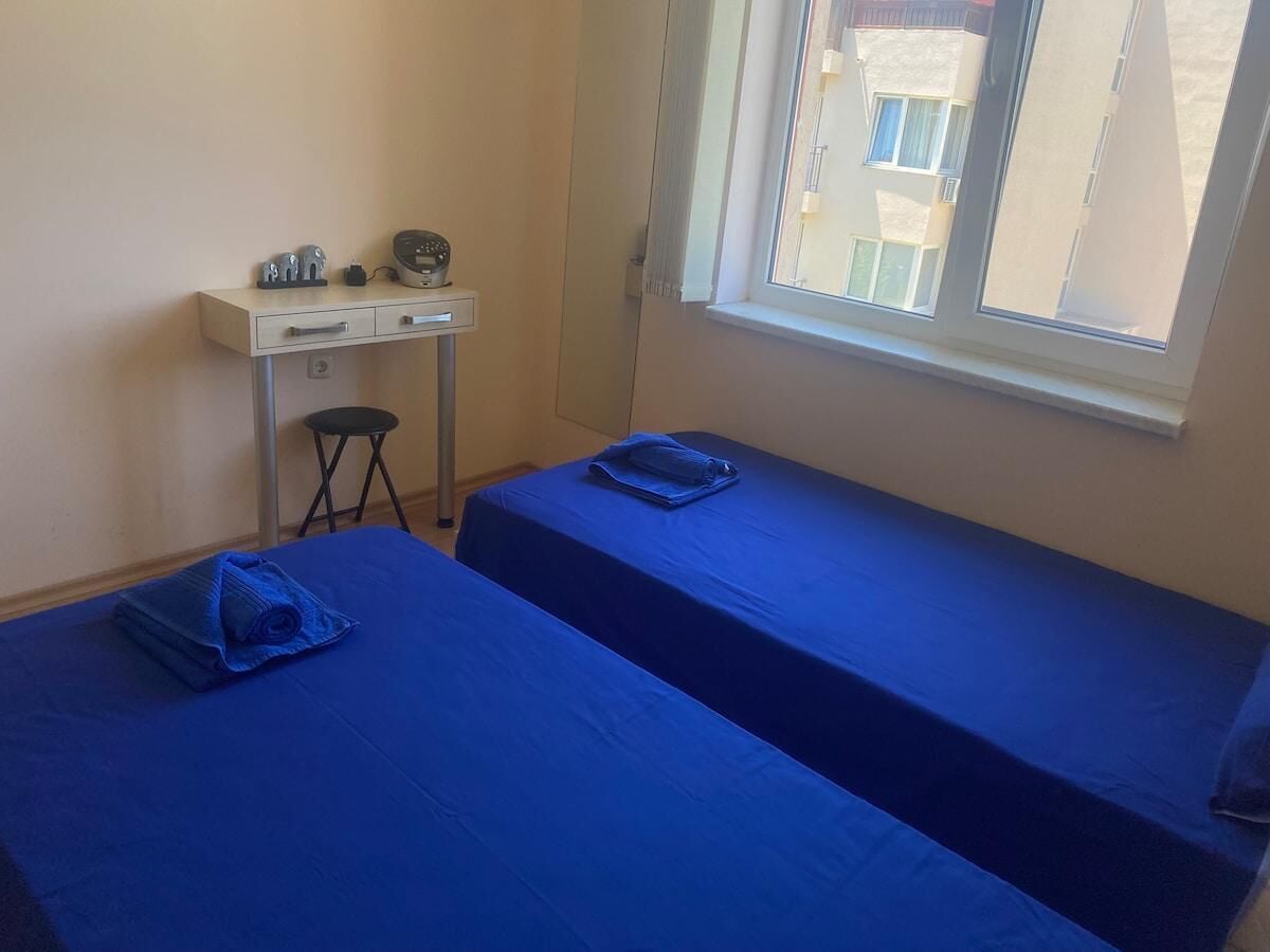 Iron/ironing board, bed sheets