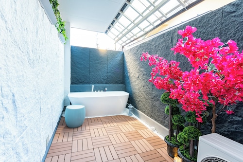 Lrge New Luxury Home 1 Minute walk to Station 6 Min Ride to Namba Great for USJ