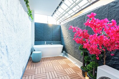 Lrge New Luxury Home 1 Minute walk to Station 6 Min Ride to Namba Great for USJ