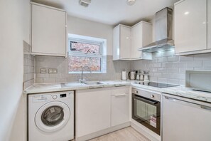 Fridge, microwave, oven, stovetop - Charming Home Away From Home (Salford)