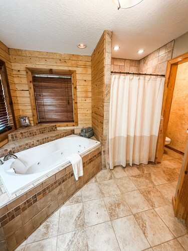 The Lodge at Fort Cobb Lake located on 10 private acres. 2 miles from the lake
