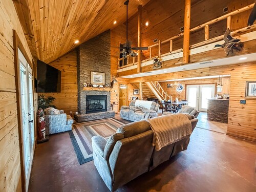 The Lodge at Fort Cobb Lake located on 10 private acres. 2 miles from the lake