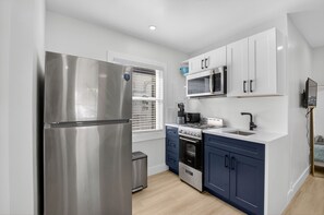 Fridge, microwave, oven, stovetop - 3 Miles to Atlantic Ave - The Delray Chic Cottage (Delray Beach)