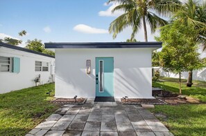 Exterior - 3 Miles to Atlantic Ave - The Delray Chic Cottage (Delray Beach)