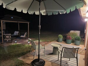 Outdoor dining - Furnished Cozy 3-bedroom bungalow in charming Watkinsville with AC and gym (Watkinsville)