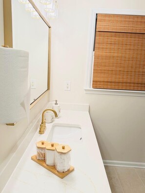 Shower, hair dryer, towels, soap - Furnished Cozy 3-bedroom bungalow in charming Watkinsville with AC and gym (Watkinsville)