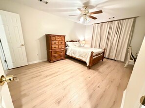 Iron/ironing board, WiFi, bed sheets - Furnished Cozy 3-bedroom bungalow in charming Watkinsville with AC and gym (Watkinsville)