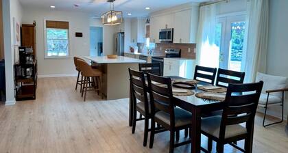 Furnished Cozy 3-bedroom bungalow in charming Watkinsville with AC and gym