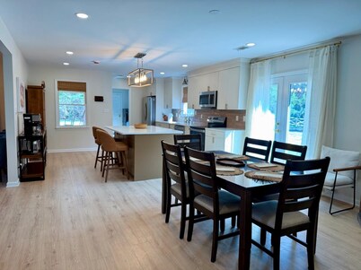 Furnished Cozy 3-bedroom bungalow in charming Watkinsville with AC and gym