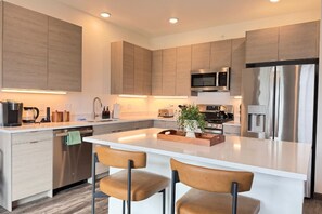Fridge, microwave, oven, stovetop - The Cornerstone in Four Corners | Near Hot Springs (Bozeman)