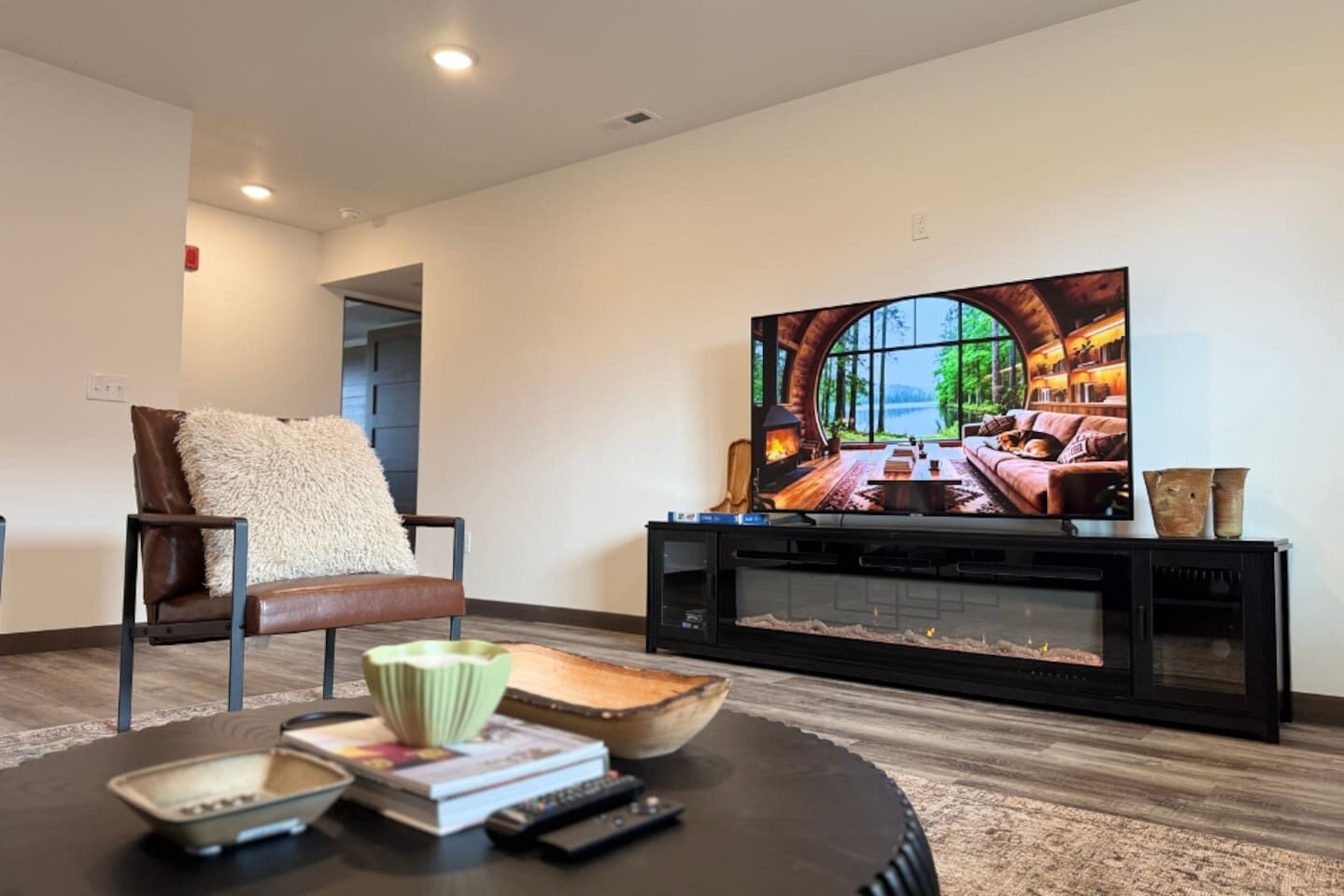 Televisión y chimenea 