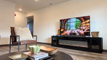 Televisión y chimenea