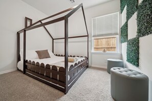 4 habitaciones, caja de seguridad en la habitación y escritorio 