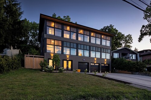 *NEW* Stunning Waterfront Mansion | Hot Tub | Falls