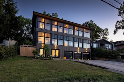 *NEW* Stunning Waterfront Mansion | Hot Tub | Falls