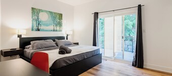 *NEW* Stunning Waterfront Mansion | Hot Tub | Falls