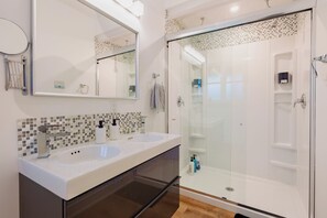 Regadera, secadora de cabello, bidet, toallas 