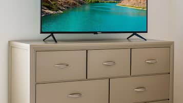 Deluxe Room, 1 King Bed, Non Smoking | Interior