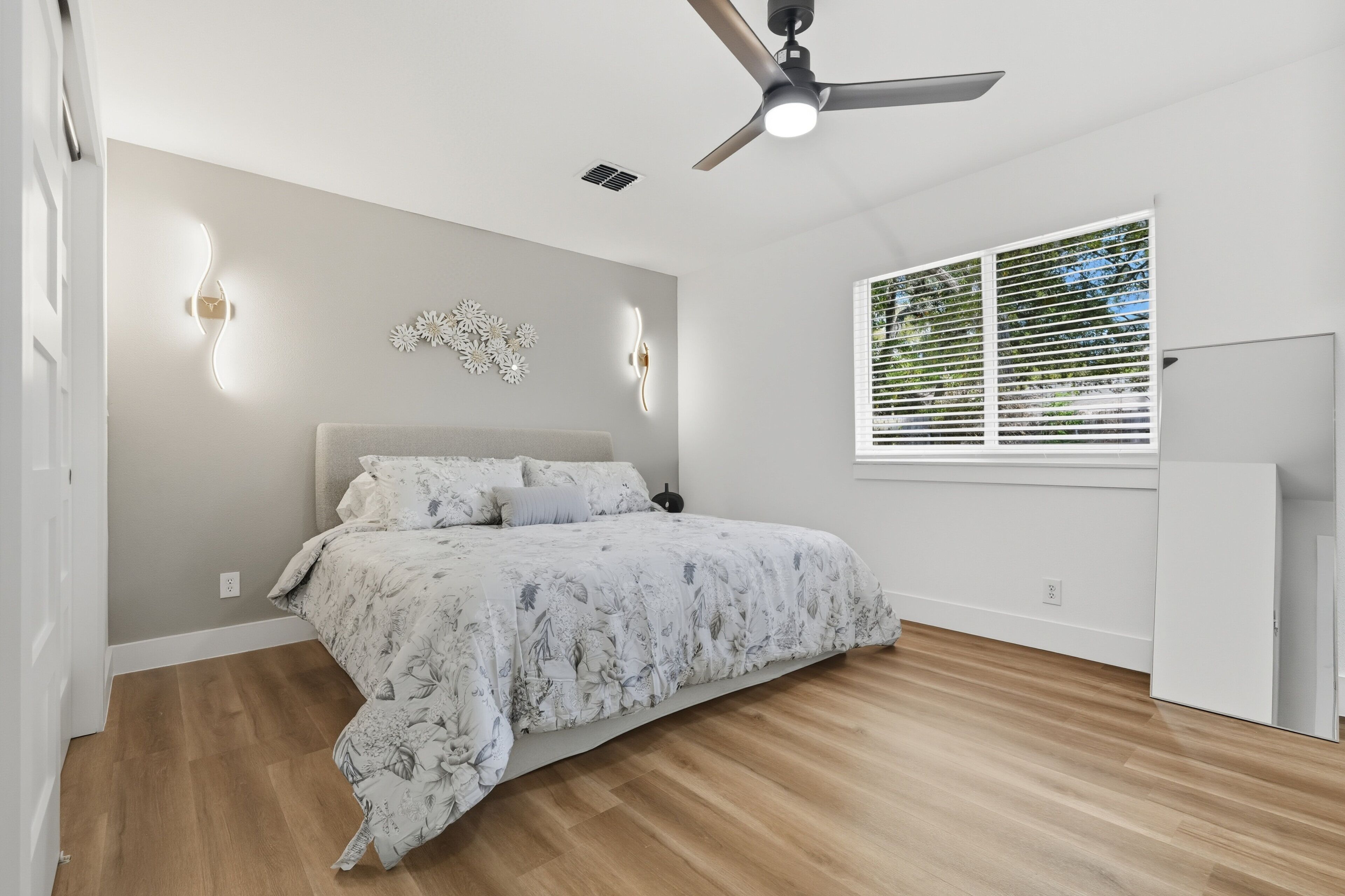 Iron/ironing board, Internet, bed sheets